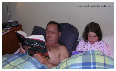 dad and daughter reading