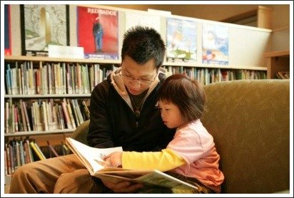 dad and child at library